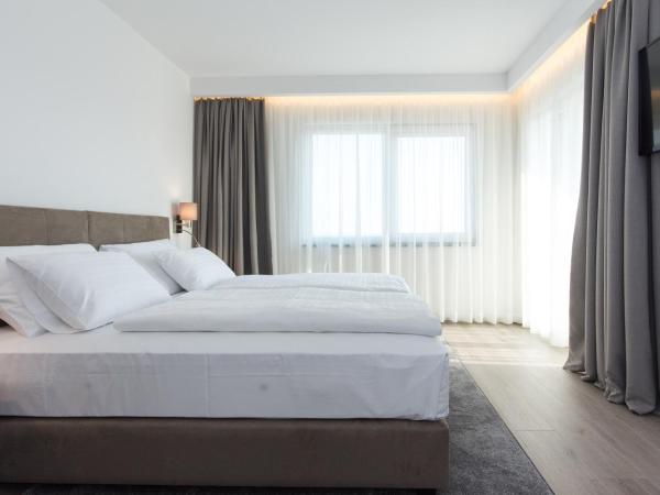 Pansion Leggero : photo 3 de la chambre chambre double ou lits jumeaux de luxe avec balcon - vue latérale sur mer