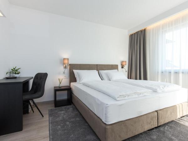 Pansion Leggero : photo 1 de la chambre chambre double ou lits jumeaux de luxe avec balcon - vue latérale sur mer
