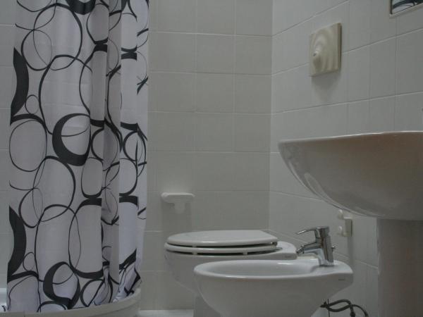 Urban Oasis Hostel : photo 1 de la chambre chambre simple avec salle de bains privative