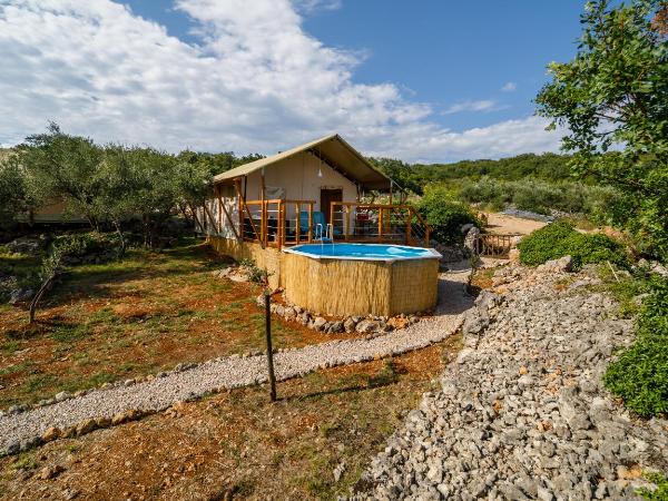 Krk glamping village : photo 10 de la chambre tente avec piscine