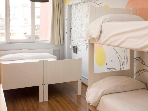 Circus Hostel : photo 1 de la chambre chambre quadruple avec salle de bains privative