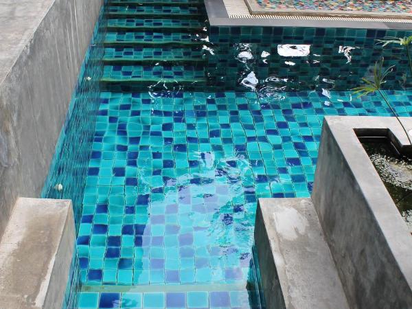 Villa Thapae : photo 10 de la chambre chambre double standard avec accès à la piscine