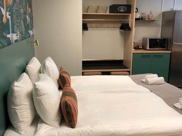 Kom Family : photo 4 de la chambre chambre familiale avec salle de bains commune