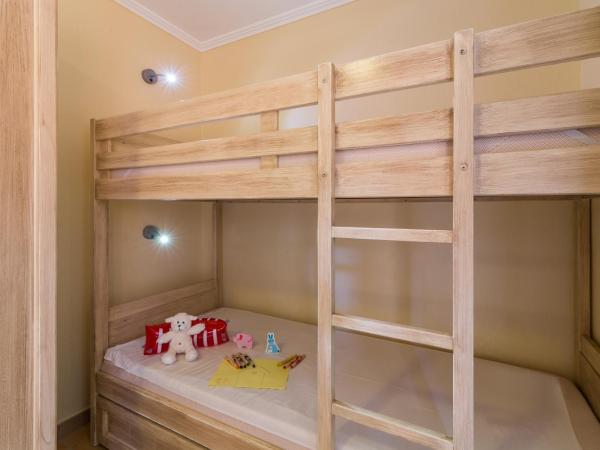 Résidence Pierre & Vacances Les Restanques du Golfe de Saint-Tropez : photo 3 de la chambre appartement 1 chambre avec coin nuit dans alcôve et terrasse ou balcon (6 personnes)