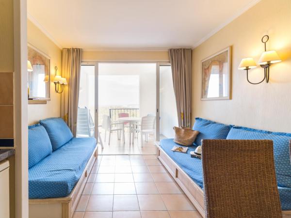 Résidence Pierre & Vacances Les Restanques du Golfe de Saint-Tropez : photo 1 de la chambre studio avec alcôve et terrasse ou balcon (4 personnes)