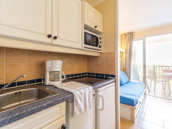 Résidence Pierre & Vacances Les Restanques du Golfe de Saint-Tropez : photo 2 de la chambre studio avec alcôve et terrasse ou balcon (4 personnes)