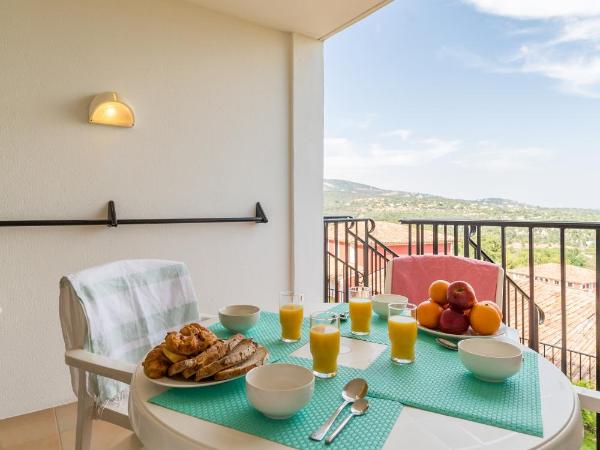 Résidence Pierre & Vacances Les Restanques du Golfe de Saint-Tropez : photo 4 de la chambre studio avec alcôve et terrasse ou balcon (4 personnes)