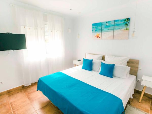 Atalaya Boutique : photo 3 de la chambre chambre double - vue partielle sur mer.