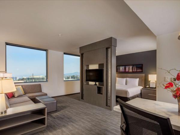 Hyatt House Mexico City Santa Fe : photo 1 de la chambre studio lit king-size avec cuisine et canapé-lit
