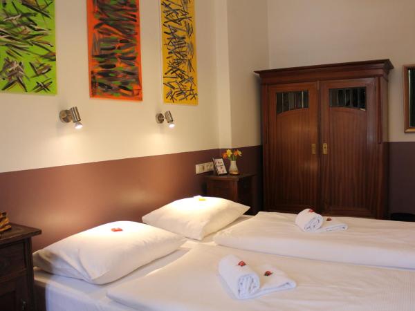 Grand Hostel Berlin Classic : photo 2 de la chambre chambre lits jumeaux avec salle de bains privative