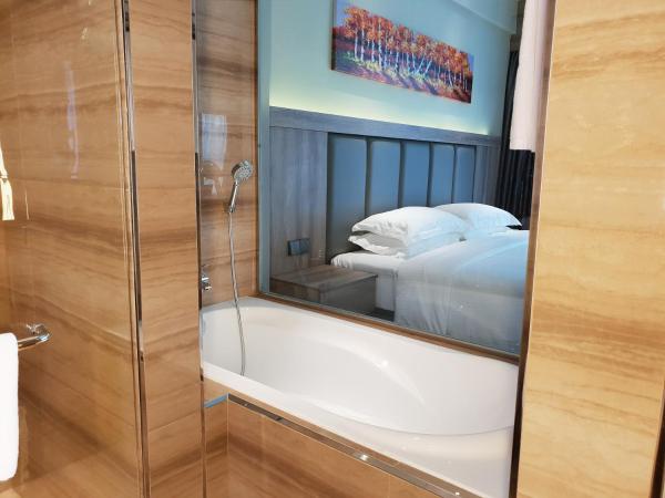 KSL Hot Spring Resort : photo 2 de la chambre premier deluxe king with bathtub