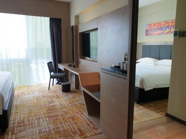 KSL Hot Spring Resort : photo 2 de la chambre chambre lit king-size supérieure