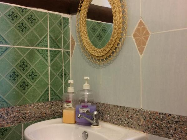 Sepat Village House by the Beach : photo 5 de la chambre chambre double avec salle de bains privative