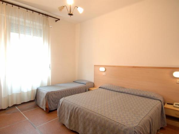 Hotel Moderno : photo 4 de la chambre chambre triple avec salle de bains commune