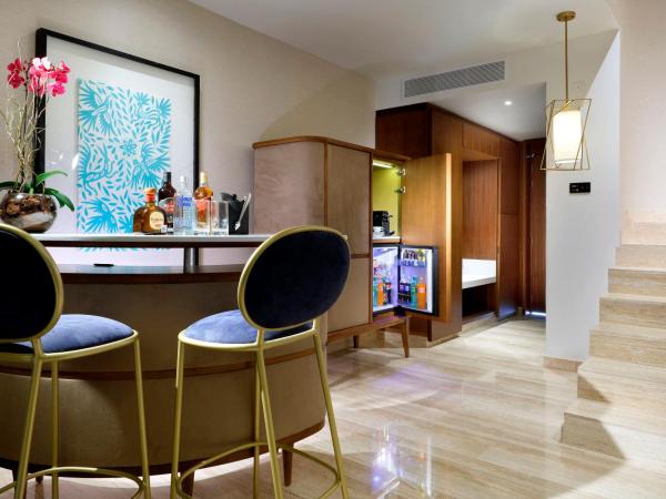 TRS Coral Hotel - Adults Only - All Inclusive : photo 6 de la chambre suite loft avec terrasse et jacuzzi