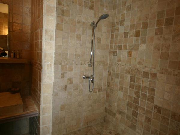 Château de Loubéjac : photo 4 de la chambre chambre familiale adaptée aux personnes à mobilité réduite