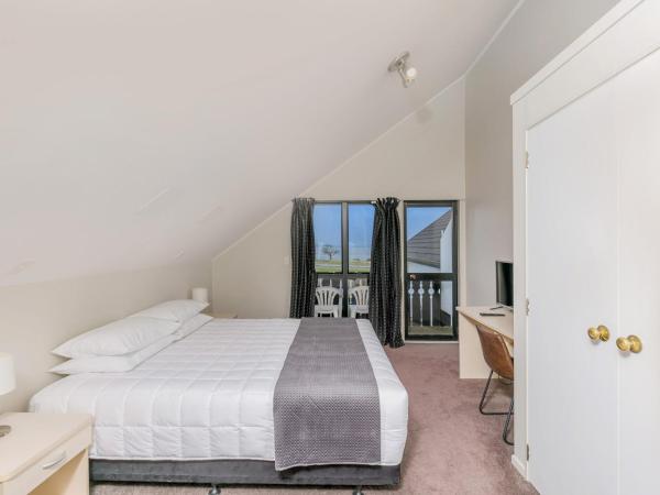 Le Chalet Suisse Motel Taupo : photo 3 de la chambre appartement 1 chambre supérieur avec baignoire spa - vue sur lac