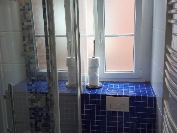 L'Ex-Voto : photo 5 de la chambre chambre double avec douche et toilettes communes