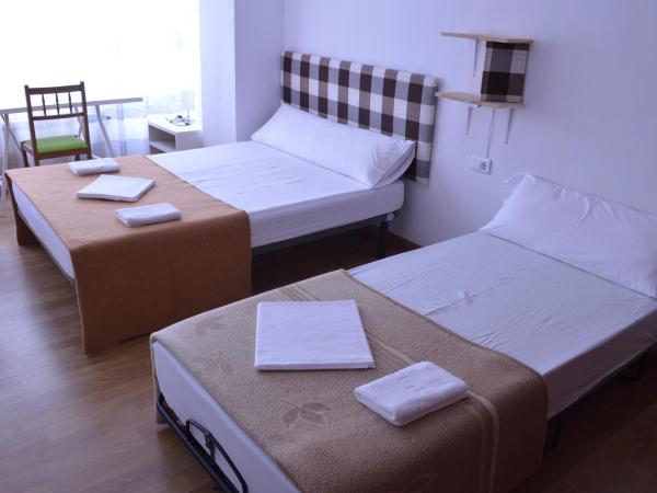 ArArAt Hostel : photo 9 de la chambre chambre double avec salle de bains commune