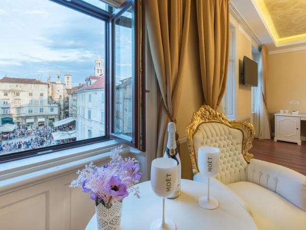 Central Square Heritage Hotel : photo 4 de la chambre chambre lit king-size supérieure - vue sur ville