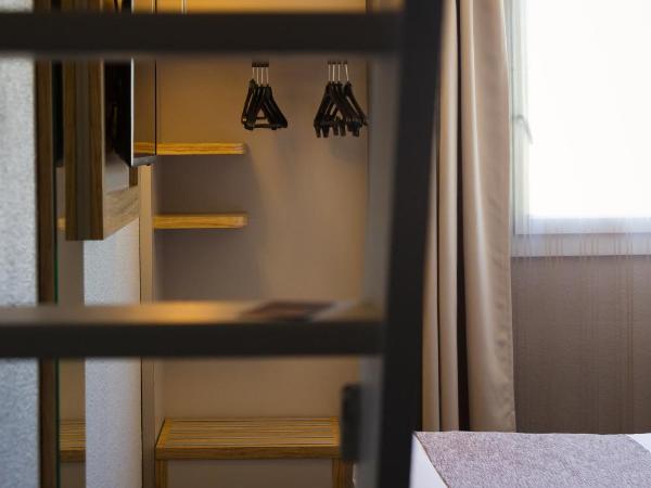 Kyriad Montpellier Sud - A709 : photo 5 de la chambre chambre triple avec mezzanine (2 adultes + 1 enfant)