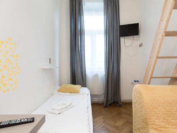 Pension Akat : photo 1 de la chambre chambre simple avec salle de bains commune