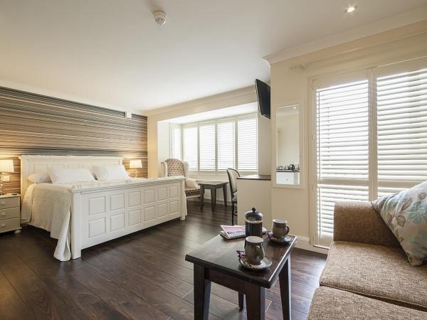 Sea Breeze Lodge B&B Galway : photo 1 de la chambre suite exécutive king avec vue sur la baie.