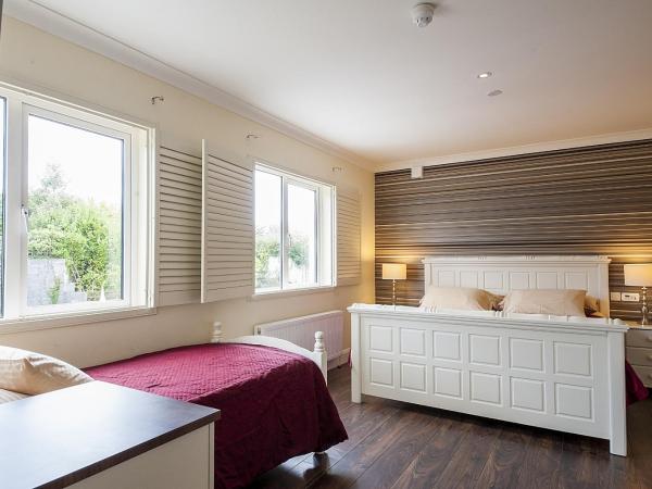 Sea Breeze Lodge B&B Galway : photo 3 de la chambre chambre triple supérieure - vue sur jardin