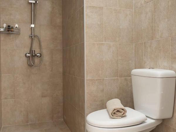 Kumba Hostel : photo 4 de la chambre chambre double avec salle de bains privative