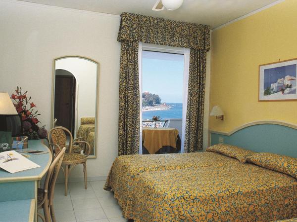 Hotel Solemare Beach & Beauty SPA : photo 2 de la chambre chambre double ou lits jumeaux - vue partielle sur mer