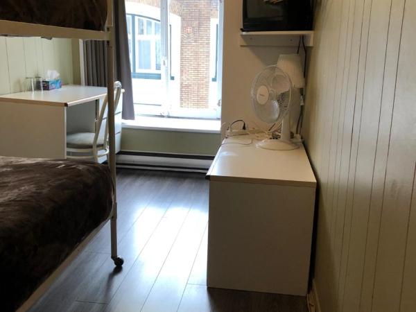 Auberge St-Louis : photo 2 de la chambre chambre avec lits superposés et salle de bains commune