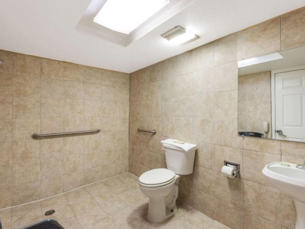 Super 8 by Wyndham San Antonio Pearl District Downtown : photo 5 de la chambre chambre lit king-size avec douche accessible en fauteuil roulant - adaptée aux personnes à mobilité réduite/non-fumeurs