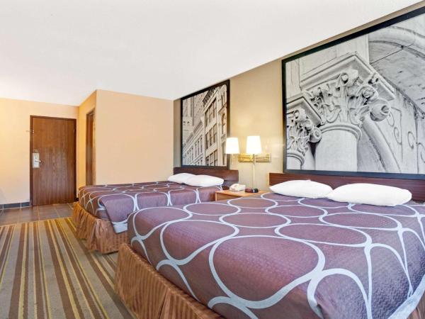 Super 8 by Wyndham Louisville Airport : photo 1 de la chambre chambre 2 lits queen-size - non-fumeurs