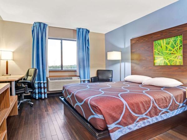 Super 8 by Wyndham Louisville Airport : photo 3 de la chambre chambre lit queen-size affaires - non-fumeurs