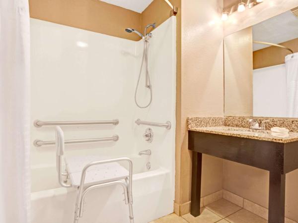 Super 8 by Wyndham Louisville Airport : photo 4 de la chambre business queen room - mobility access/non-smoking