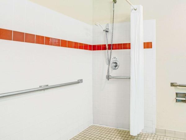 Super 8 by Wyndham San Antonio/Fiesta : photo 1 de la chambre chambre lit king-size avec douche accessible en fauteuil roulant - adaptée aux personnes à mobilité réduite/non-fumeurs