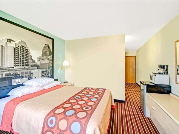 Super 8 by Wyndham San Antonio/Fiesta : photo 1 de la chambre chambre lit king-size - non-fumeurs
