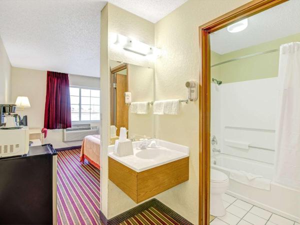 Super 8 by Wyndham San Antonio/Fiesta : photo 1 de la chambre chambre lit queen-size - non-fumeurs