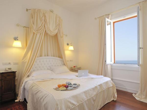 Villa Las Tronas Hotel & SPA : photo 1 de la chambre suite avec vue sur la mer et baignoire spa