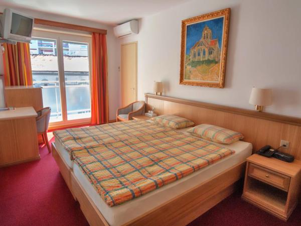 Hotel Dischma - FREE BUS AND TRAIN TICKET : photo 2 de la chambre chambre double deluxe avec balcon
