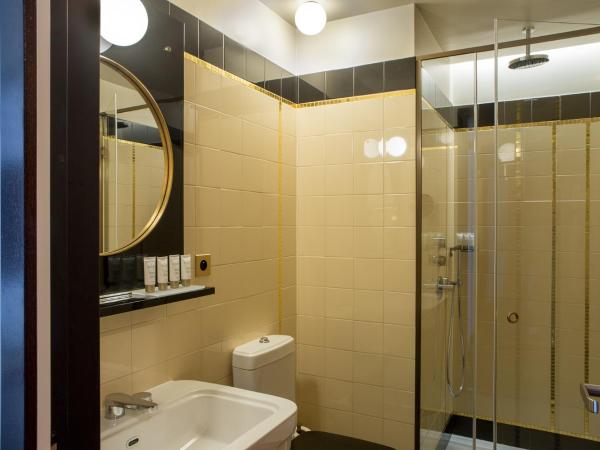 Hôtel du Rond-point des Champs-Élysées - Esprit de France : photo 4 de la chambre chambre double classique