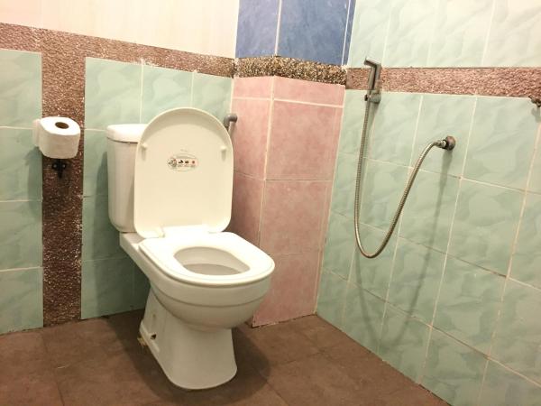 Sepat Village House by the Beach : photo 5 de la chambre chambre lit queen-size - vue sur jardin