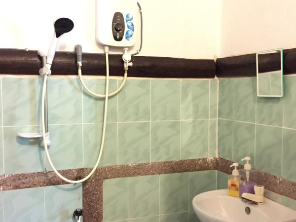 Sepat Village House by the Beach : photo 4 de la chambre chambre lit queen-size - vue sur jardin