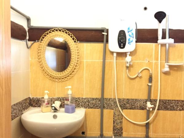 Sepat Village House by the Beach : photo 3 de la chambre chambre double avec salle de bains privative