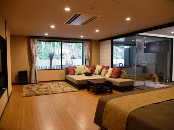 Arima Onsen Taketoritei Maruyama : photo 1 de la chambre chambre lit king-size deluxe avec baignoire thermale intérieure – vue sur montagne - non-fumeurs - 311