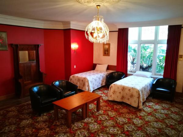 Motel Mayfair on Cavell : photo 3 de la chambre one-bedroom family room - bowen (a)