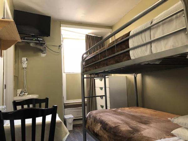 Auberge St-Louis : photo 4 de la chambre chambre lits superposés avec salle de bains privative
