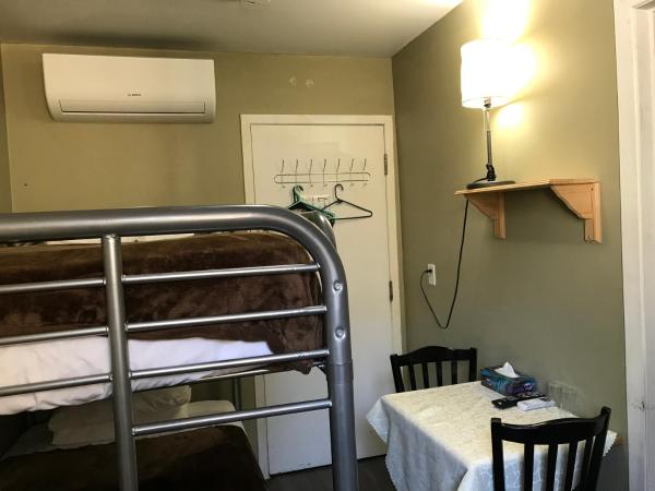 Auberge St-Louis : photo 3 de la chambre chambre lits superposés avec salle de bains privative