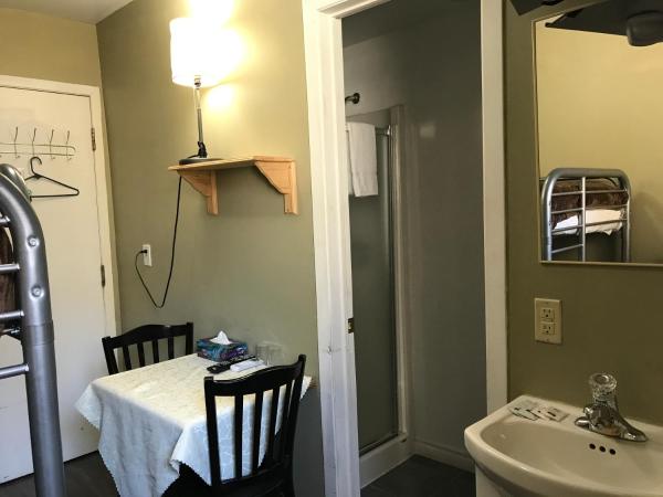 Auberge St-Louis : photo 2 de la chambre chambre lits superposés avec salle de bains privative