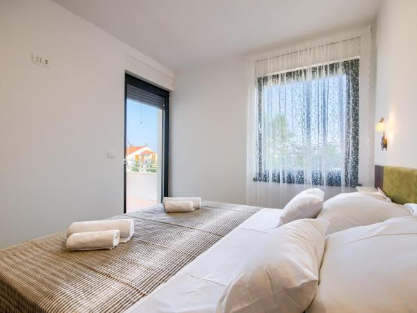 Rooms K&T sea side luxury : photo 3 de la chambre chambre triple avec balcon